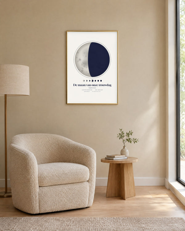 Maanfaseposter op crèmekleurig papier met de tekst 'De maan van onze trouwdag', boven een fauteuil