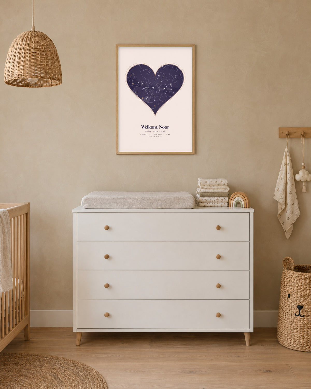 Geboorteposter in hartvorm met de tekst 'Welkom, Noor', boven een commode in de babykamer