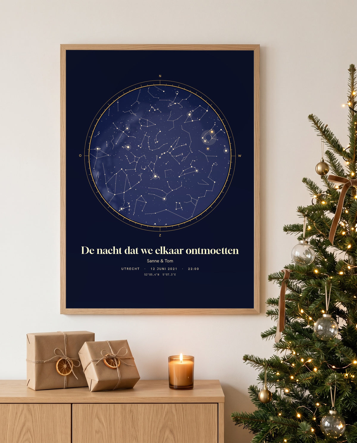 Sterrenkaart in Middernacht met de tekst 'De nacht dat we elkaar ontmoetten', naast een kerstboom en cadeautjes