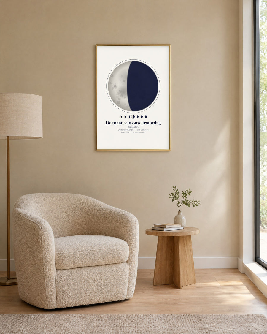 Maanfaseposter op crèmekleurig papier met de tekst 'De maan van onze trouwdag', boven een fauteuil