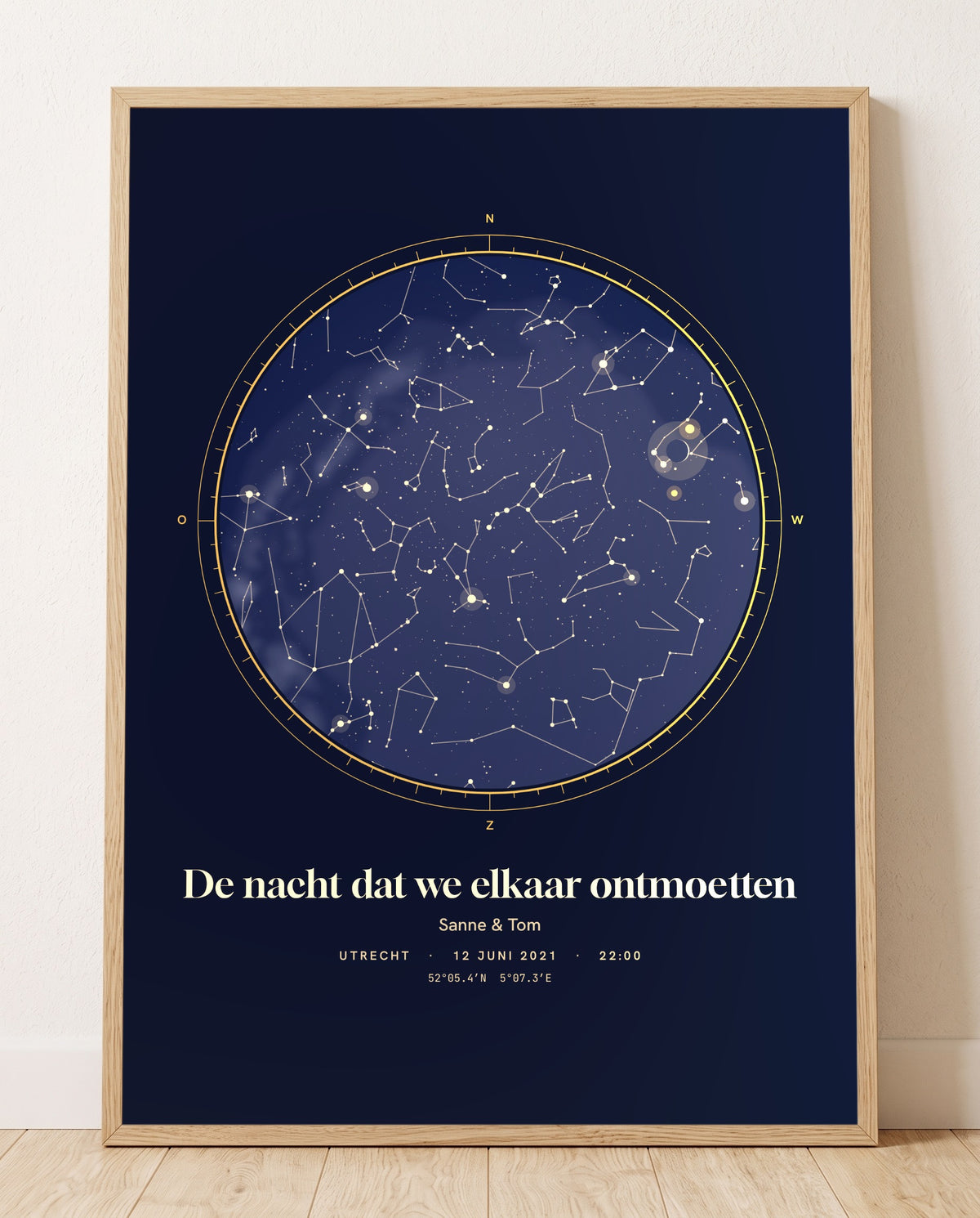 Sterrenkaart in Middernacht met de tekst 'De nacht dat we elkaar ontmoetten', in een eiken lijst tegen de muur
