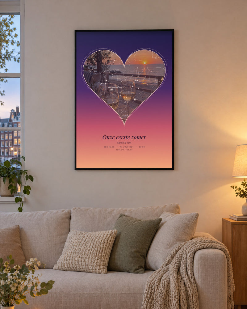Sterrenkaart met eigen foto: een terras bij zonsondergang in een hart, stijl Zonsondergang, met de tekst 'Onze eerste zomer', boven een bank in de woonkamer