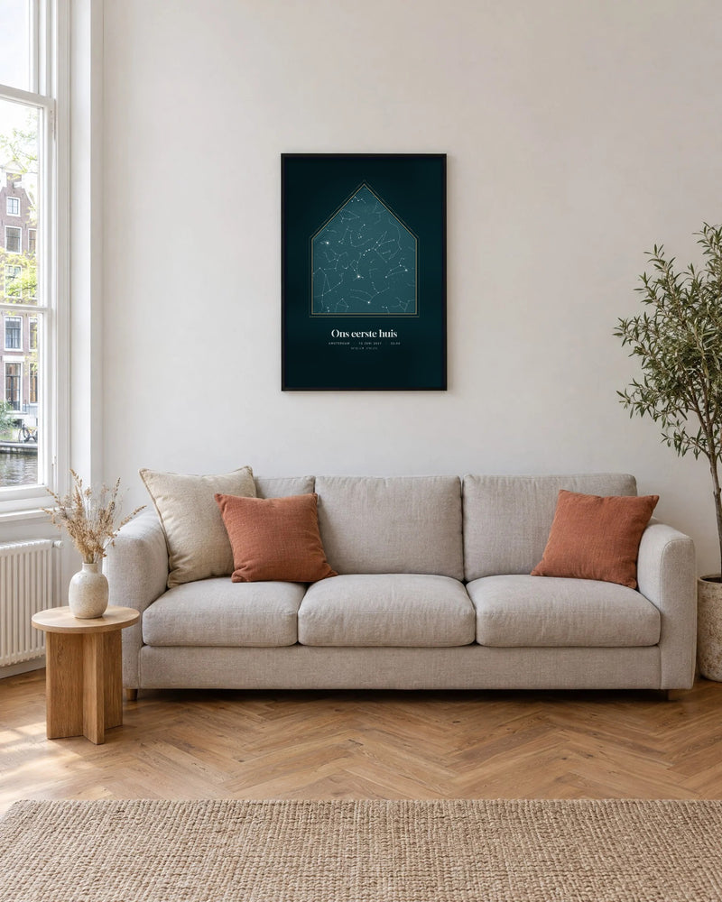 Sterrenkaart in de vorm van een huisje, stijl Oceaan, met de tekst 'Ons eerste huis', boven een bank in de woonkamer (sfeerfoto gemaakt met AI)